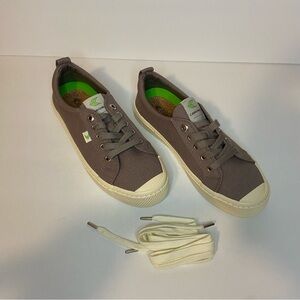 Cariuma Gray Oca Low Top Sneakers